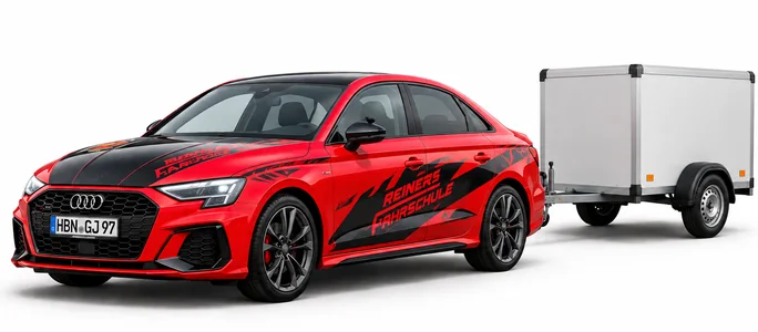 Der rote Audi A3 mit einem geschlossenen Kastenanhänger