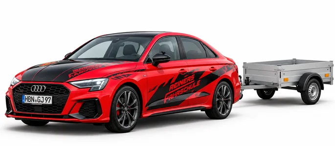 Der rote Audi A3 mit einem kleinen offenen Anhänger