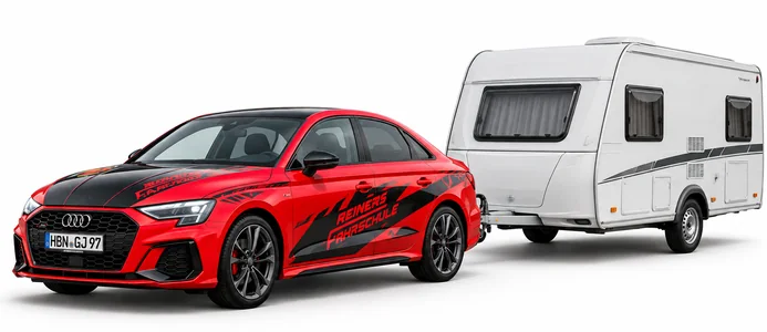 Der rote Audi A3 mit einem Wohnwagen