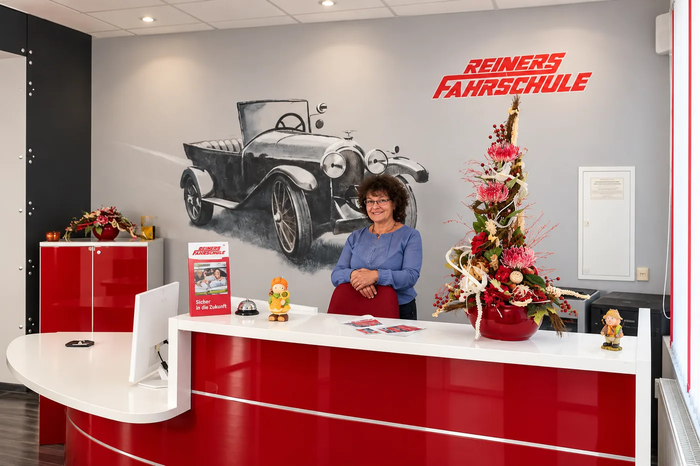 Monika Langguth am Tresen der Fahrschule